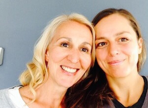 Hier sieht man die Yogalehrerinnen Eva und Anja.