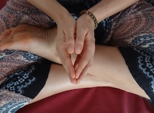 Hier sitzt Yogalehrerin Lena im Schneidersitz, einer klassischen Yoga Haltung, die für die Meditation genutzt wird.
