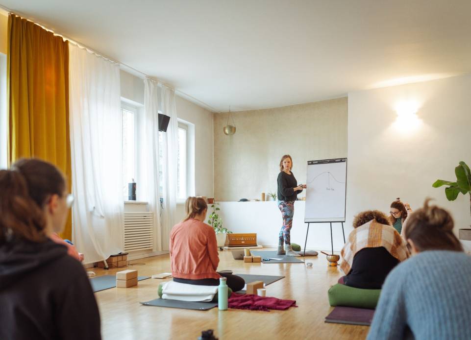 Yogalehrerin Louisa und Yogalehrerin Christiane im Yogastudio Fuß über Kopf in Stuttgart West