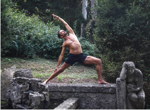 Yoga Animal: Auf diesem Bild ist Yogalehrer Fabian im Krieger 2, einer Yoga Asana.