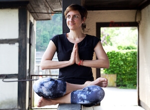 Yogalehrerin Simone in einer Yogahaltung in Stuttgart West.
