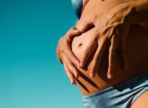 Prenatal Yoga: Auf diesem Bild ist eine Frau die Yoga für Schwangere in Stuttgart West macht.