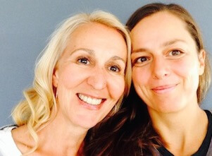 Auf diesem Bild sind Yogalehrerin Eva und Anja vor ihrem holistischen Yoga Retreat.