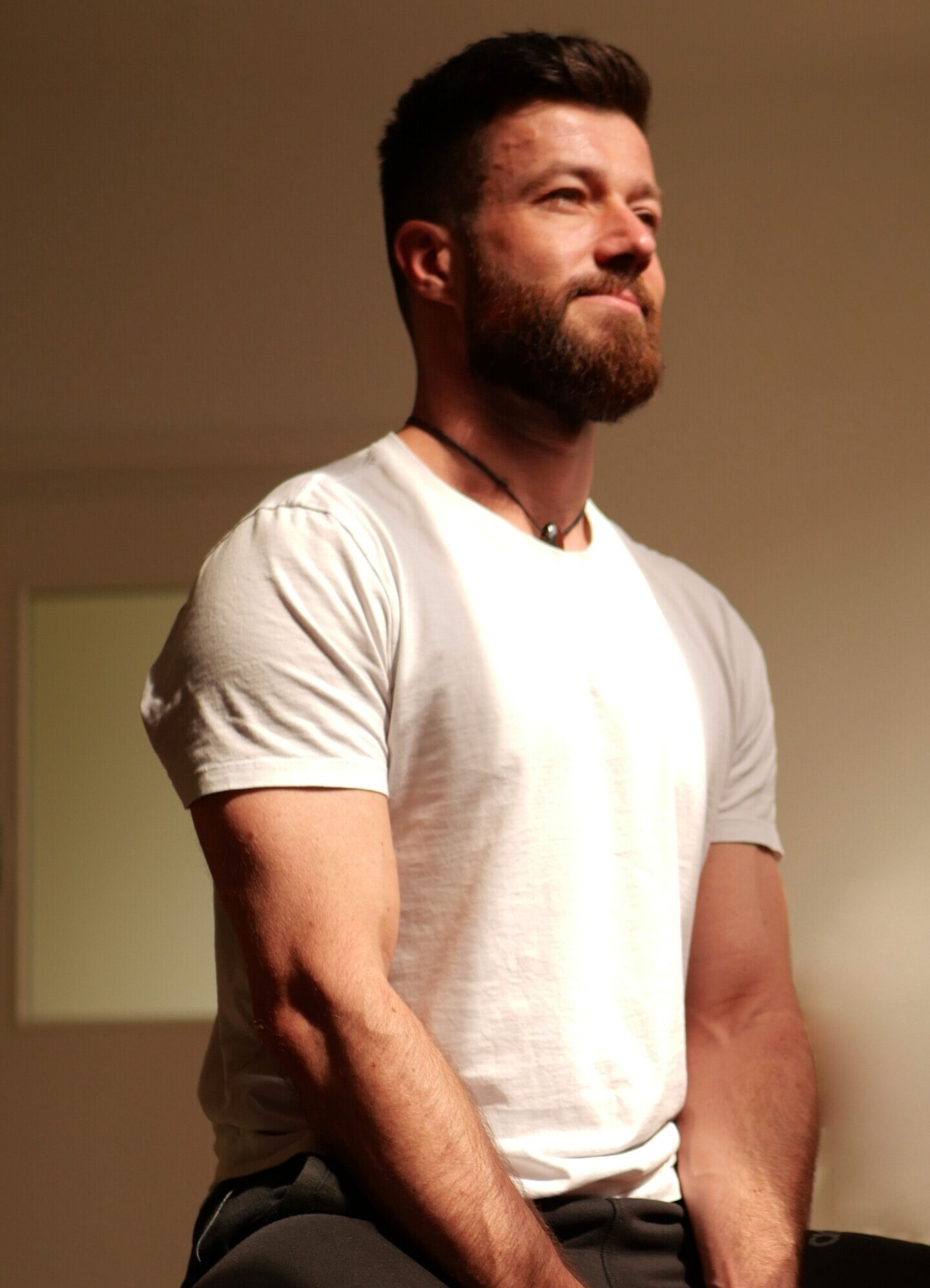 Yogalehrer Sonny Bedenik im Yogastudio Fuß über Kopf