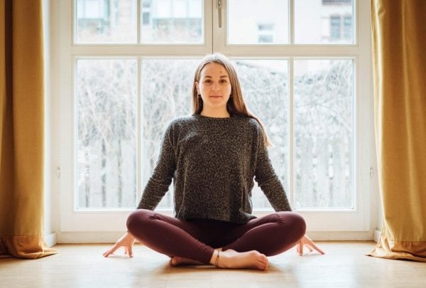 Yogalehrerin Louisa unterrichtet Hatha Yoga, Vinyasa Yoga und Yin Yoga.