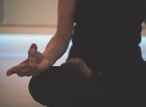 Eine Yogaschülerin in der Meditation bei uns in Stuttgart West.