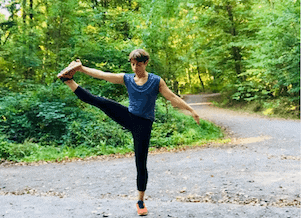 Yogalehrerin Susi unterrichtet den von der Krankenkasse bezuschussten Yoga-Grundkurs in Stuttgart West