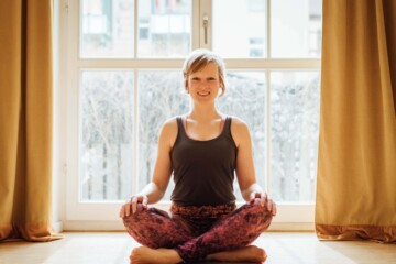 Yogalehrerin Christiane ist bei uns im Yogastudio in Stuttgart West und freut sich auf die Yoga Schüler.