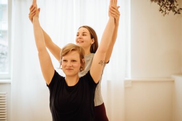 Bei der Yoga Dance Night startest du mit Louisa und Christiane mit fetziger Musik, Schüttelmeditation, Asana-Flows und Pranayama in dein Wochenende