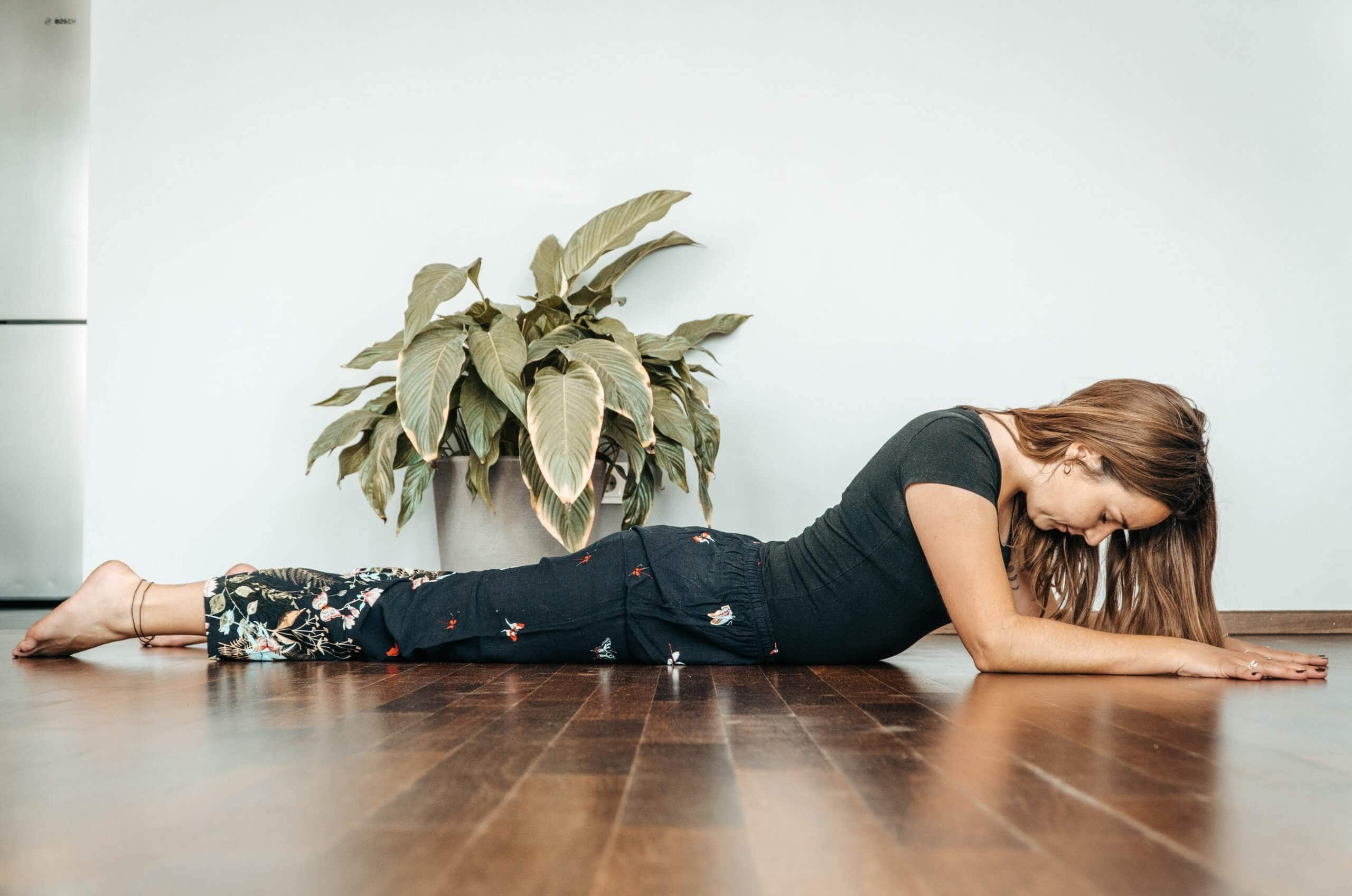 Yogalehrerin Louisa in der Sphinx im Yogastudio Fuß über Kopf in Stuttgart West