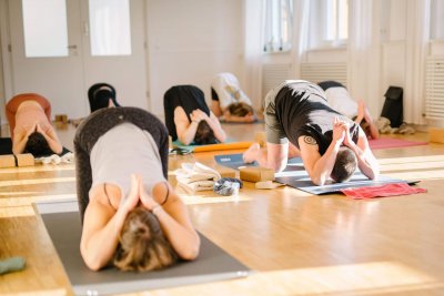 10 x Yoga in 8 Wochen: Mach mit bei unserer "Back to the Mat" Challenge und finde zurück in deine Yoga-Routine. Erhältlich von 17.-30.5.22