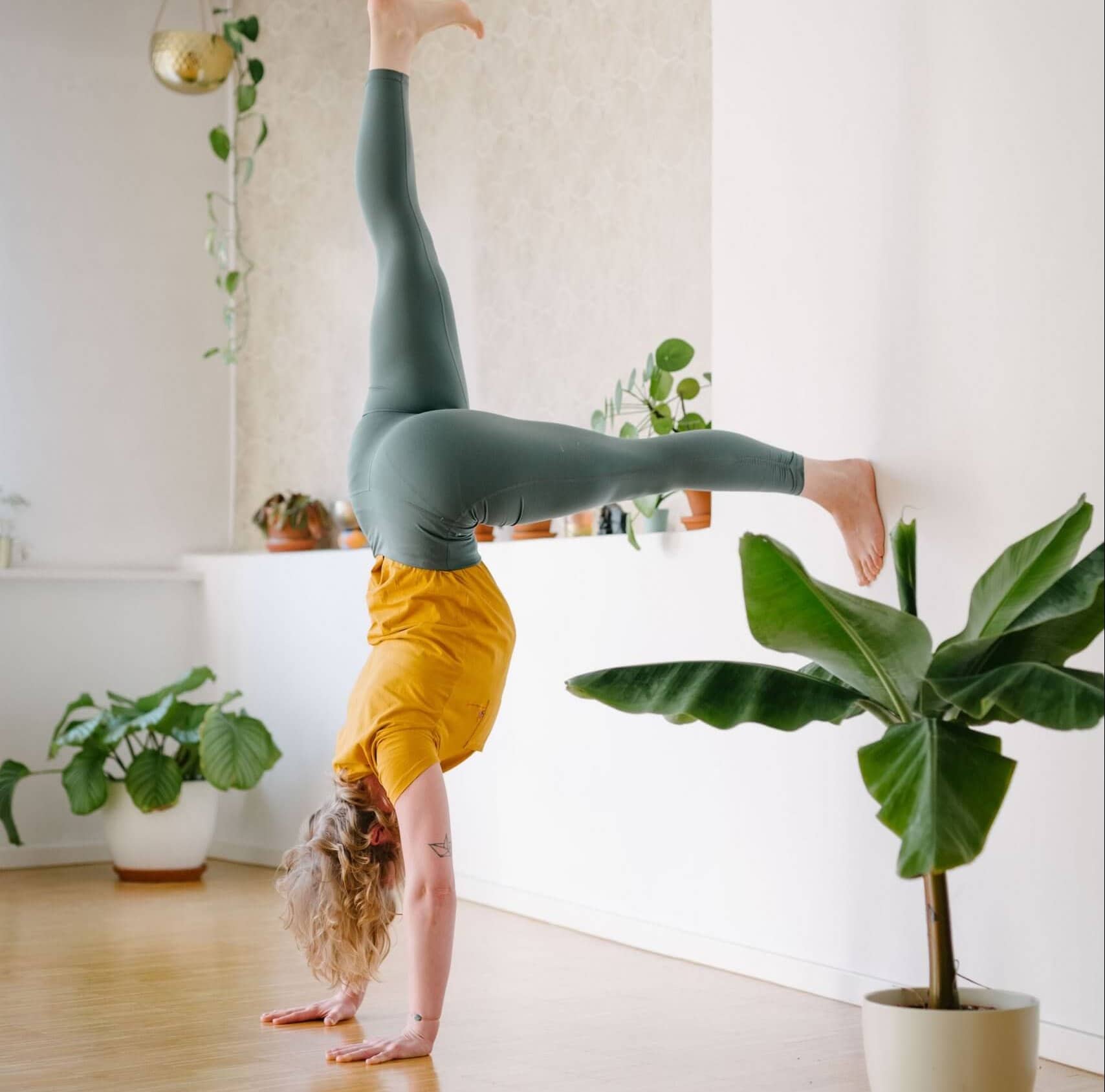 Yogalehrerin Christiane in der Amrbalance Handstand im Fuß über Kopf Yogastudio in Stuttgart-West.