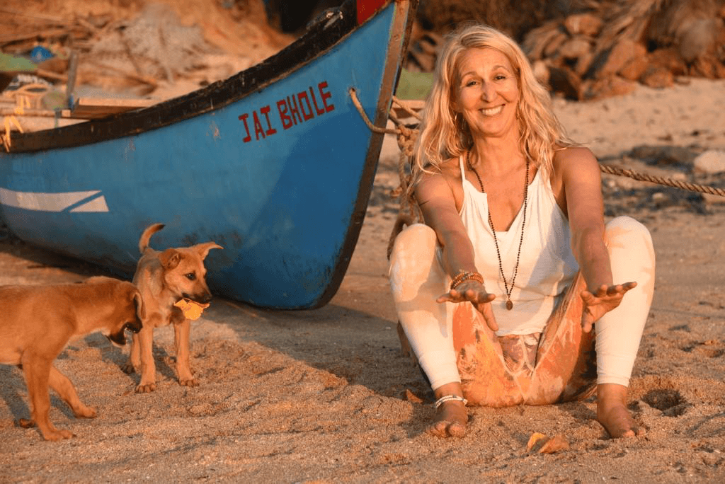 Yogalehrerin Anja in Indien am Strand