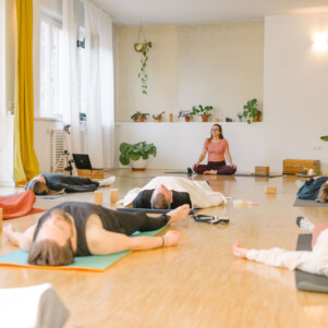 Yogalehrerin Louisa unterrichtet im Yogastudio Fuß über Kopf in Stuttgart West