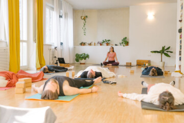 Yogalehrerin Louisa unterrichtet im Yogastudio Fuß über Kopf in Stuttgart West