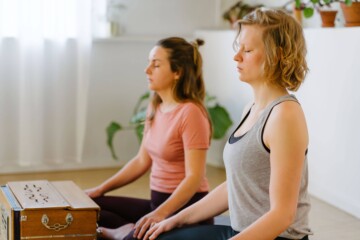 Yogalehrerinnen Louisa und Christiane im Yogastudio Fuß über Kopf in Stuttgart West