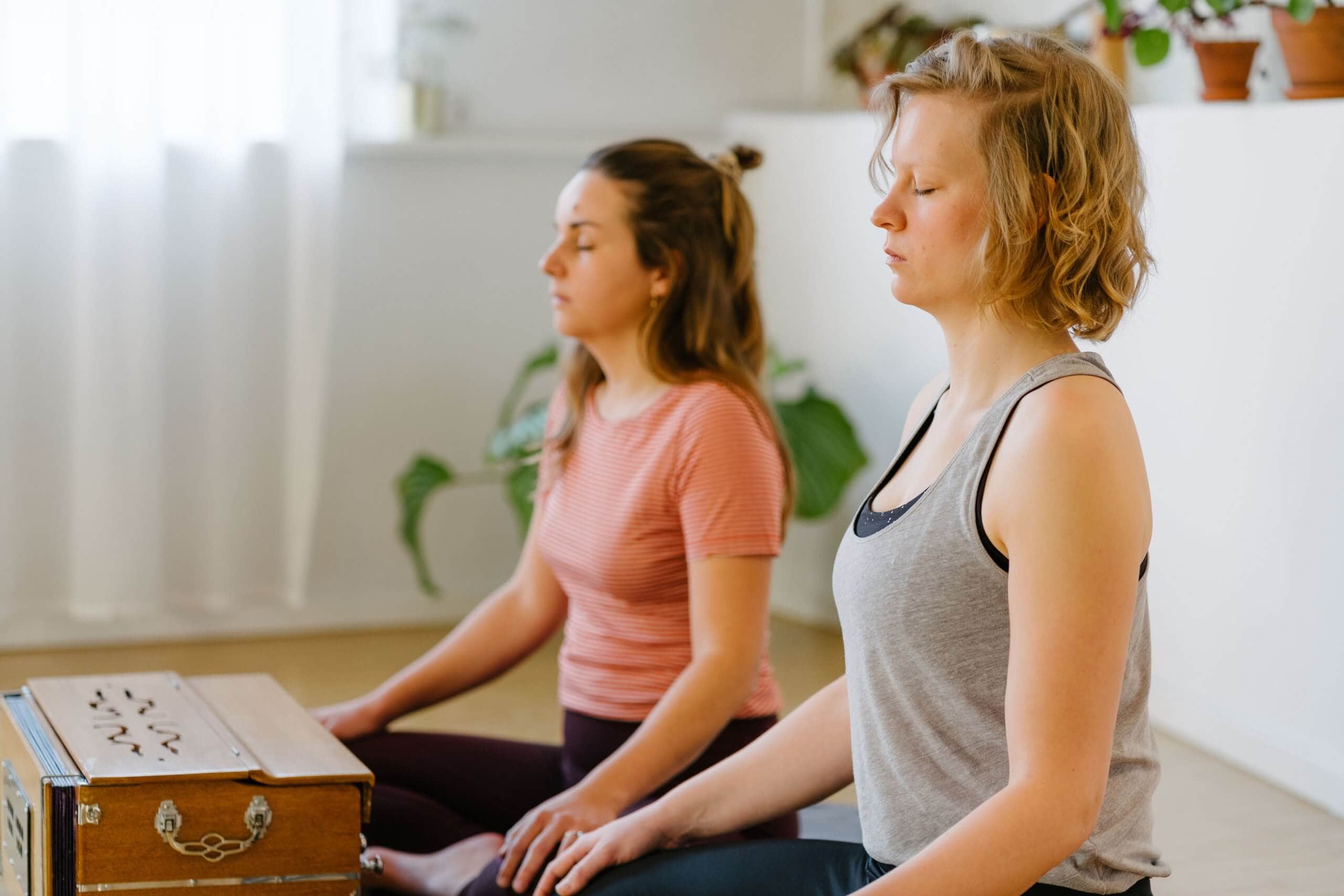 Yogalehrerinnen Louisa und Christiane im Yogastudio Fuß über Kopf in Stuttgart West