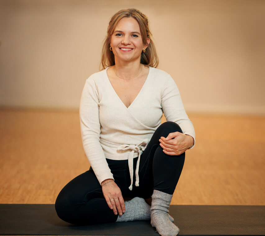 Yogalehrerin Susanne Grünschloss im Yogastudio Fuß über Kopf in Stuttgart West