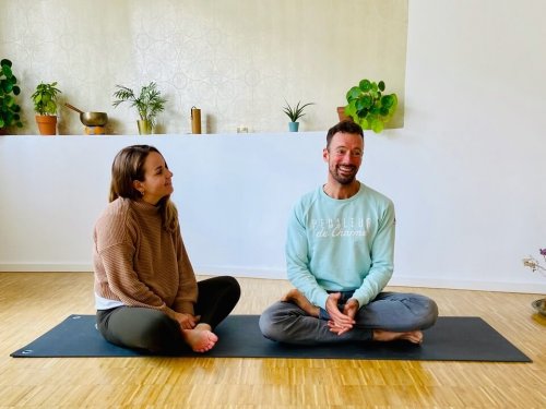Yogalehrerin Louisa Domhan und Yogalehrer Fabian Schläper im Yogastudio Fuß über Kopf in Stuttgart West