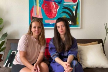 Yogalehrerinnen Louisa und Loredana, die die Online-Fortbildung Traumasensible Achtsamkeit anbieten
