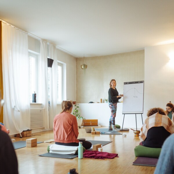 200 h Yoga-Lehrer:innen-Ausbildung im Fuß über Kopf Yogastudio in Stuttgart West