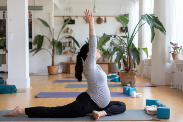 Ein schwangere Frau macht Yoga in einem Yogastudio in Stuttgart-West