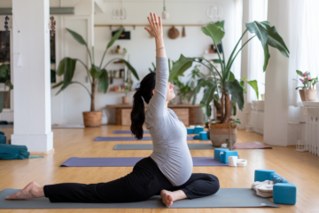 Ein schwangere Frau macht Yoga in einem Yogastudio in Stuttgart-West