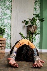 Yin-Yogalehrerin Luna Binias bietet eine traumasensible Yin Yoga Ausbildung an 