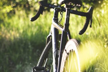 Gravelbike auf einem Feld im Sonnenlicht.
