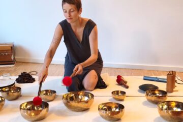 Sound-Bath- und Yogalehrerin Katharina Wagner spielt verschiedene Klangschalen