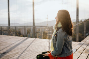 Achtsamkeits- und MBSR-Lehrerin Melanie Müller vor einem blauen Himmel