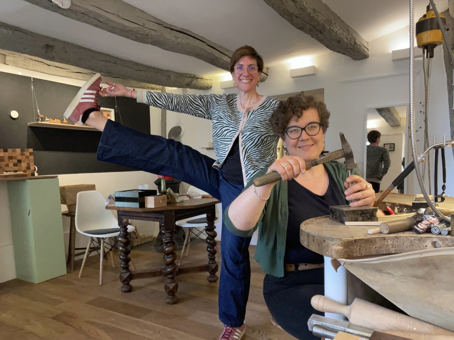 Yogalehrerin Louisa und Yogalehrerin Christiane im Yogastudio Fuß über Kopf in Stuttgart West