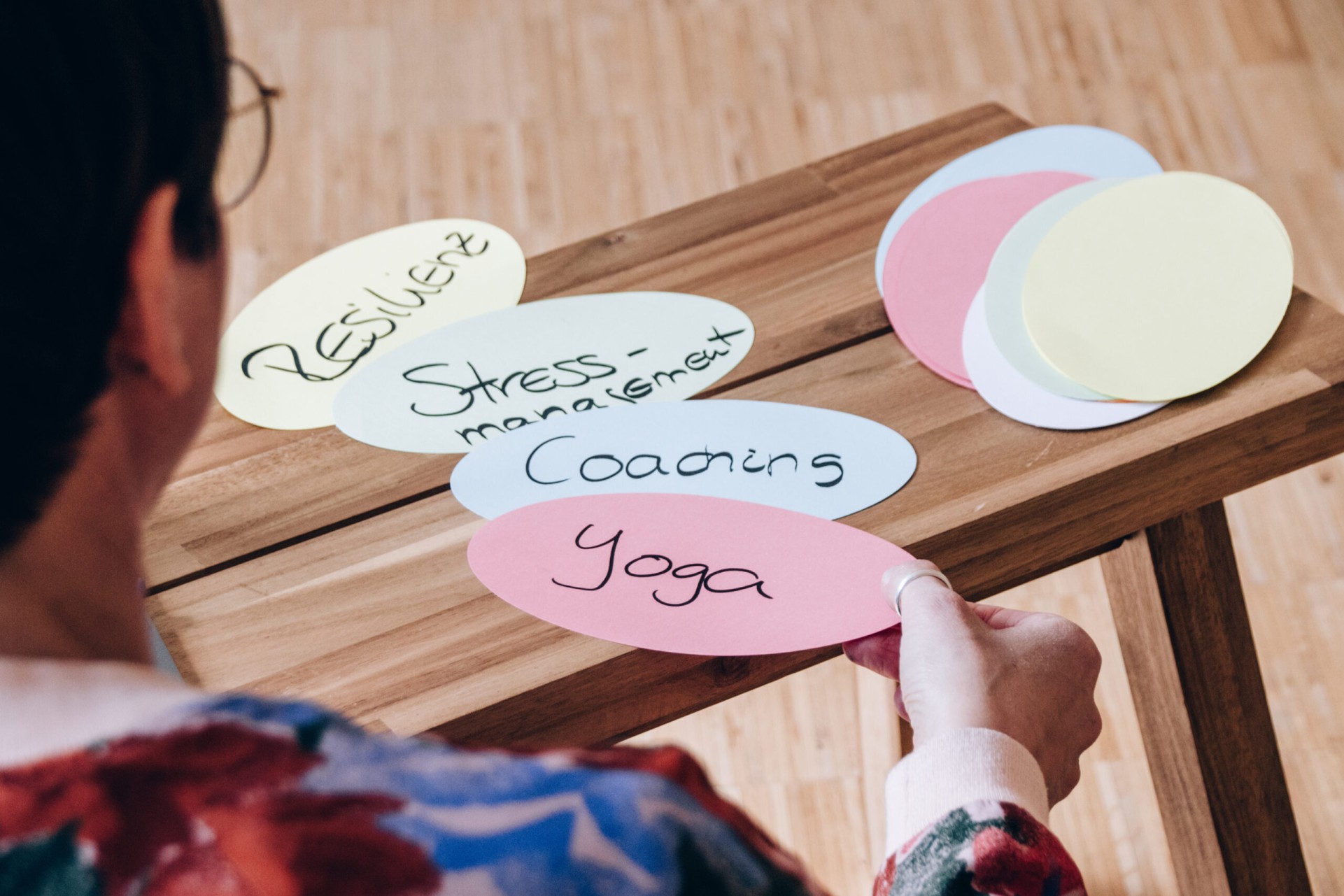 Beim Yin Yoga & Sound Healing Special stimmt Yogalehrerin Simone dich auf den Winter ein, Körper und Geist dürfen entspannen, im Sound baden.