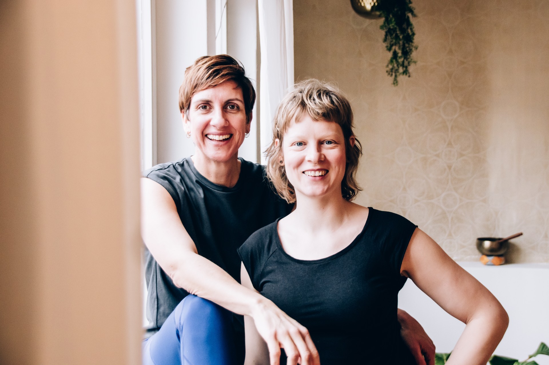 Beim Yin Yoga & Sound Healing Special stimmt Yogalehrerin Simone dich auf den Winter ein, Körper und Geist dürfen entspannen, im Sound baden.