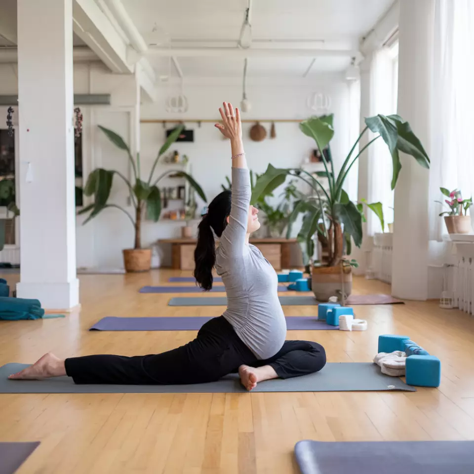 Yogalehrerin Louisa und Yogalehrerin Christiane im Yogastudio Fuß über Kopf in Stuttgart West