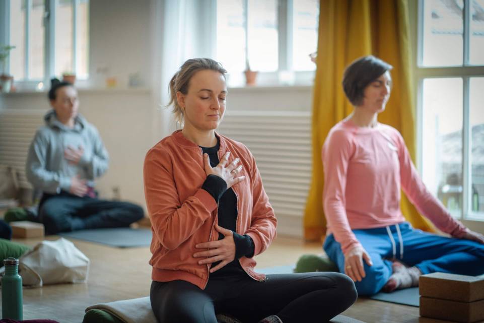 Yogalehrerin Louisa und Yogalehrerin Christiane im Yogastudio Fuß über Kopf in Stuttgart West